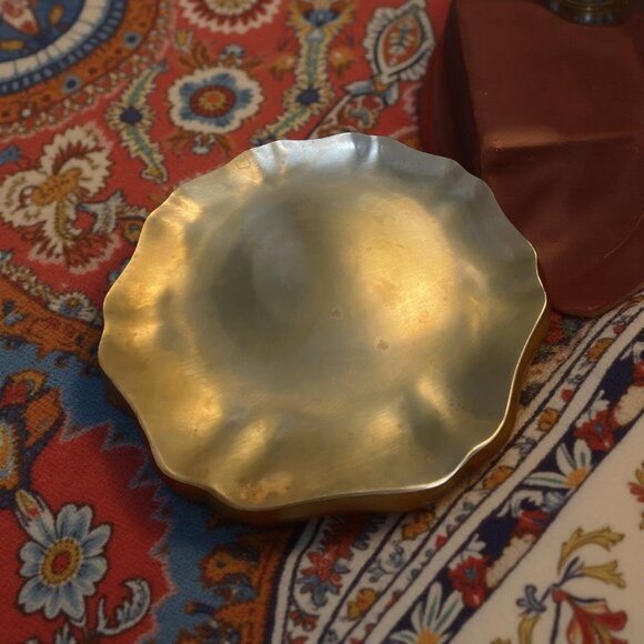 Vintage Heavy Brass Scalloped Dish – Solid 3lb Hammered Brass Bowl – Boho Altar - Picture 2 of 6